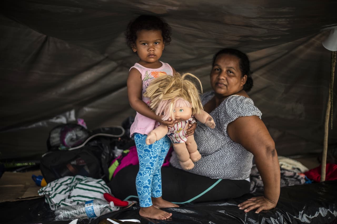 <b>Mari Elena Torres y su hija Génesis Samari </b>salieron caminando de Honduras por la inseguridad y esperan entrar legalmente a EEUU. La pertenencia más valiosa que la niña lleva consigo es su muñeca. Huixtla, estado de Chiapas, México, 29 de octubre de 2018.
