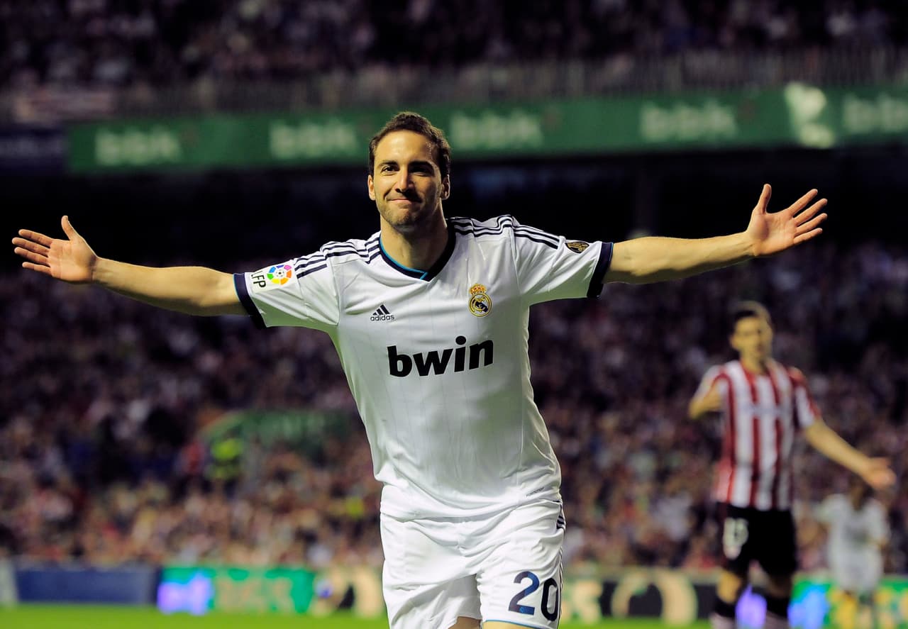Gonzalo Higuaín tuvo seis años en el Real Madrid. Poco a poco se fue ganando su lugar, pero tras la llegada de Karim Benzema en el 2009 fue perdiendo el protagonismo hasta salir al Napoli. Goleador del Calcio y actual delantero de la Juventus.