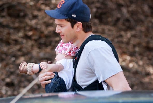 Lo que tanto anhelaba por fin sucedió, Ashton Kutcher es uno de los papás primerizos que festejara su primer día del padre.