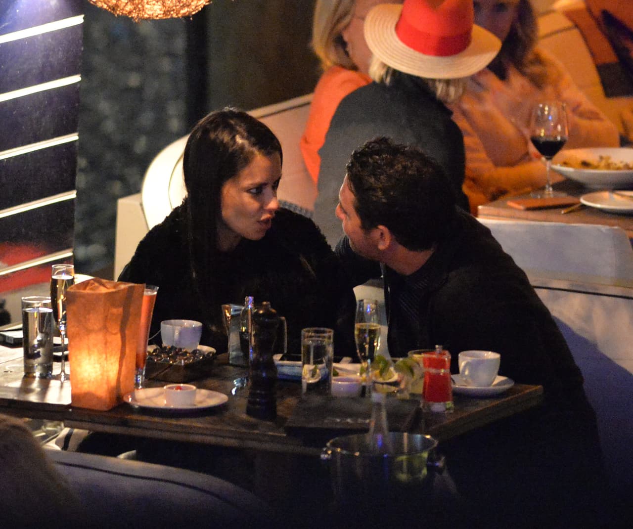 Adriana Lima rompió con el receptor de New England Patriots Julian Edelman hace sólo una semana. Sin embargo, se le vio besándose en un restaurante con el chico malo de los muchachos de Nueva York Mitch, Matt Harvey. Estas son las primeras fotos de la nueva pareja. La pareja llegó en yate y cenaron y tomaron champán por horas en el River Yacht Club el 15 de marzo de 2017, en Miami, Florida.
