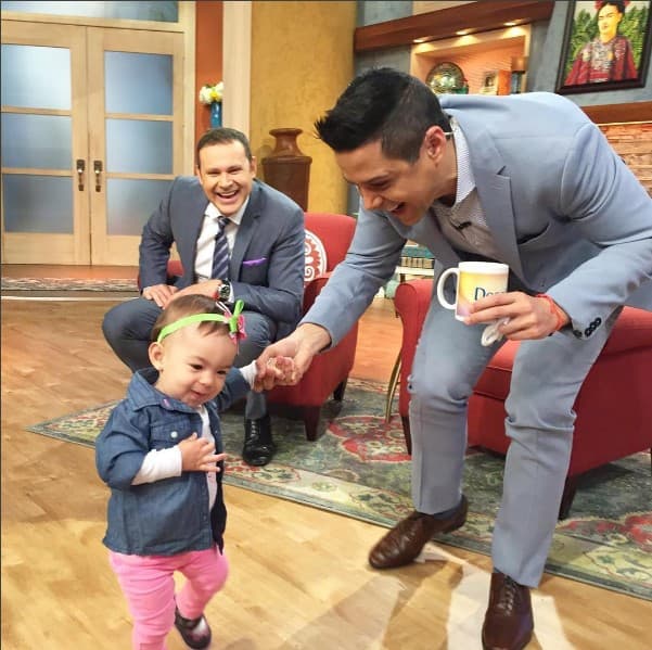 ¡Qué ternura! Mira la carita de Baby Michael de la mano del tío Chabán.