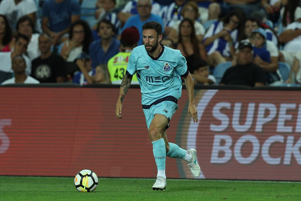 Si bien Layún ya estuvo en partidos de pretemporada con Porto, tendrá que dar un esfuerzo extra para recuperar su puesto fijo como lateral izquierdo.