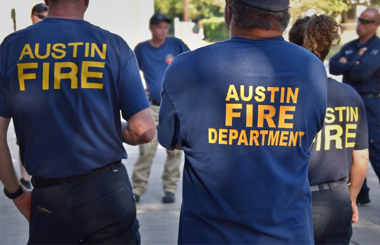 Equipo del Departamento de Bomberos de Austin se dirige ayudar afectados por el huracán Ida 