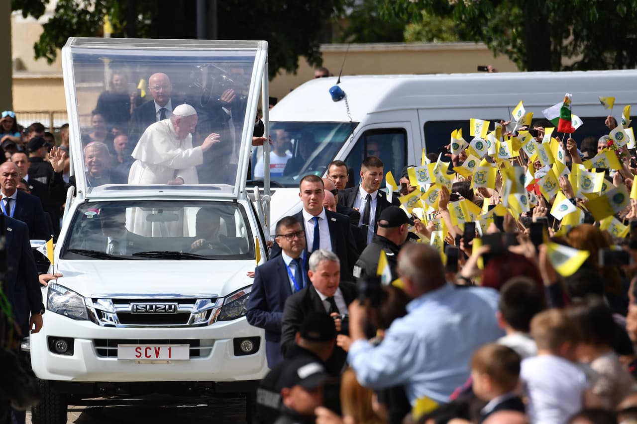 En su viaje a Portugal en mayo de 2017, Francisco I utilizó este papamóvil provisto localmente. El papamóvil que llevó a Francisco a Fátima fue construido sobre la plataforma de una camioneta
<b> Isuzu D-Max</b> (sí, Isuzu aún existe en otras partes del mundo). La D-Max utiliza la misma arquitectura desarrollada por General Motors, que sustenta a las pickups Chevrolet Colorado y GMC Canyon.