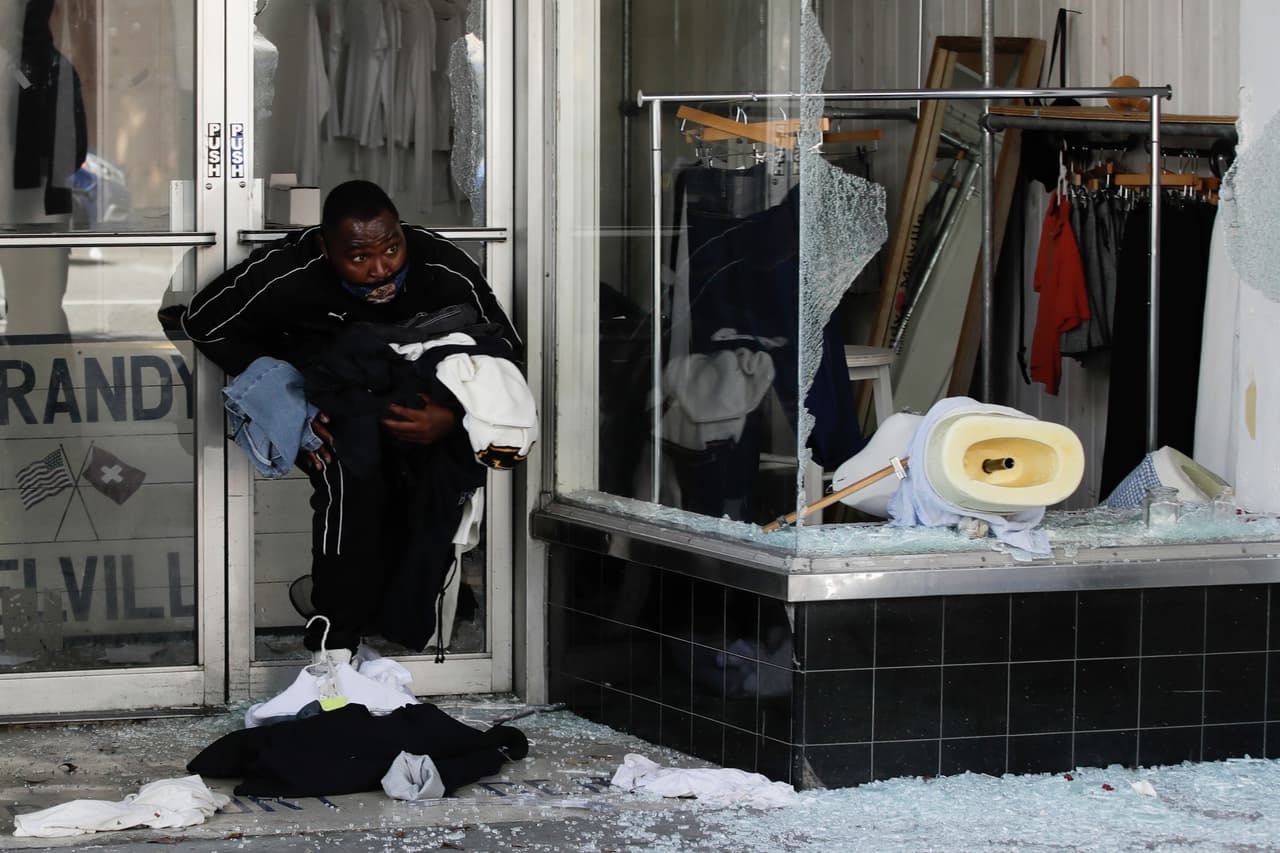 La mujer aseguró que el grupo de infiltrados, llegan con herramientas y equipos para romper rejas y vitrinas y cargar con todo lo que consiguen a su paso.