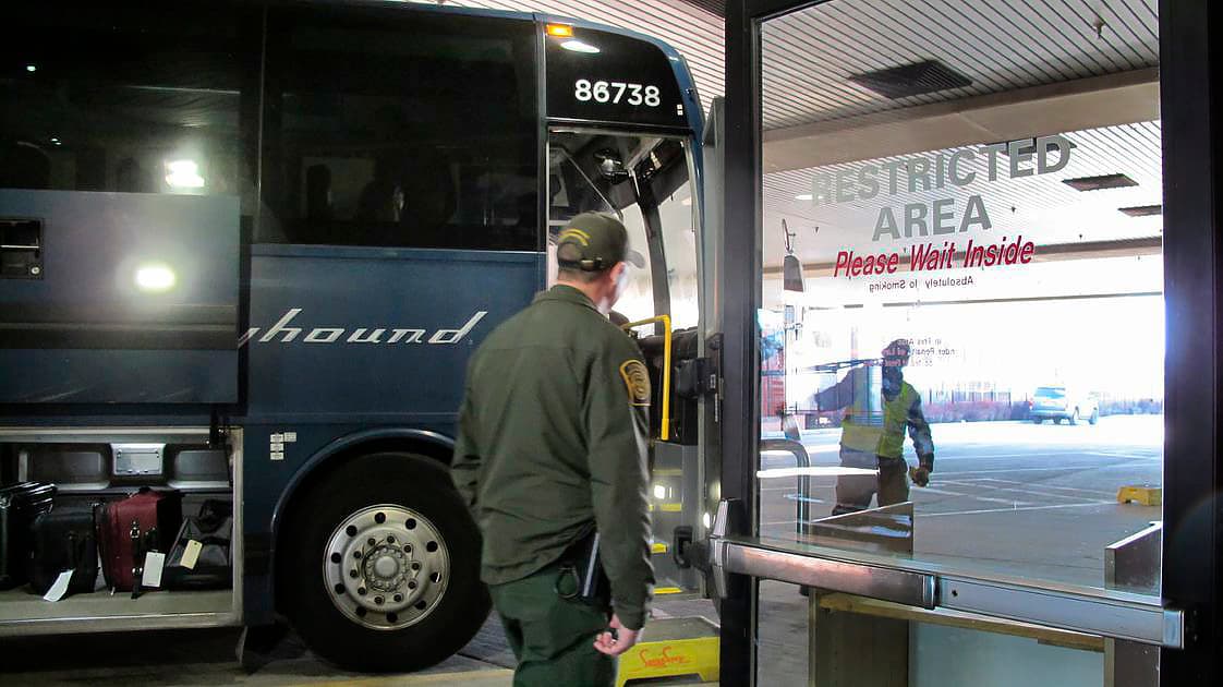 La empresa de autobuses más grande de Estados Unidos no permitirá revisiones migratorias