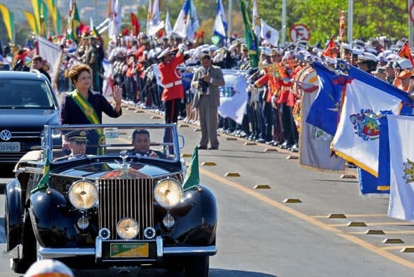 En Brasil también hubo un desfile, encabezado por la presidenta Dilma Rousseff.