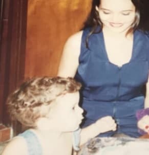 Su hijo mayor se llama Rubén. Esta postal la compartió el joven en Twitter con el siguiente mensaje: "mi señora madre, mi reina, mi ejemplo de vida, MI TODO" #staystrongmom".