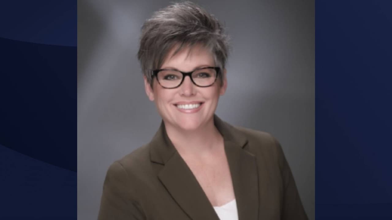 La Secretaria de Estado Katie Hobbs declara estar siendo víctima de amenazas de violencia y fuertes críticas