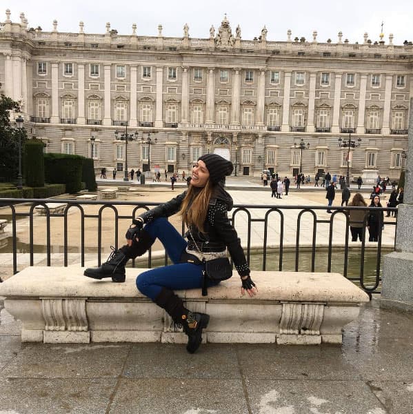 Además lució guapísima con sus outfits rebeldes, ¿te gusta cómo se ve?