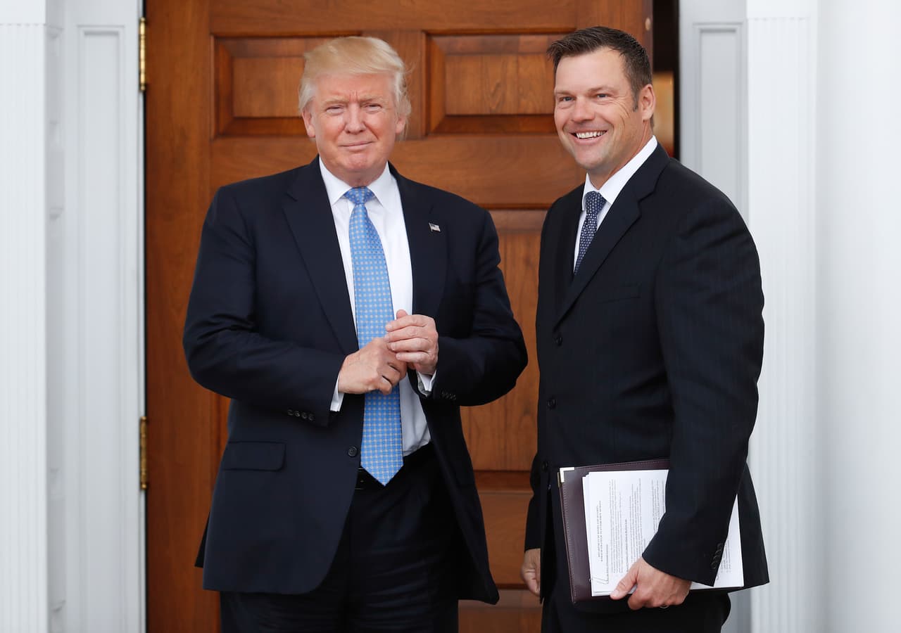 Kris Kobach y Donald Trump tras una reunión el domingo en el Trump National Golf Club Bedminster.