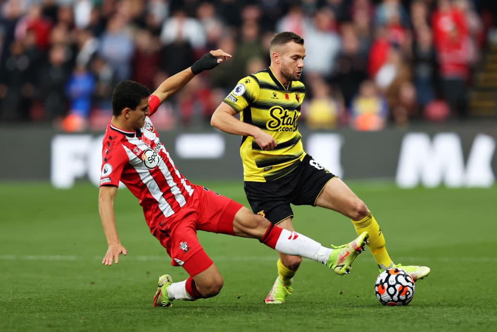 Arsenal soprendes al Leicester en su casa y les pegan 0-2, Burnley vence 3-1 al recien ascendido Brentford, Liverpool tropieza y empatan 2-2 en casa frente al Brighton, Manchester City también tropieza y caen 0-2 frente al Crystal Palace, Reece James comanda la victoria 0-3 del Chelsea sobre el Newcastle United y Watford cae por la mínima (0-1) frente al Southampton.