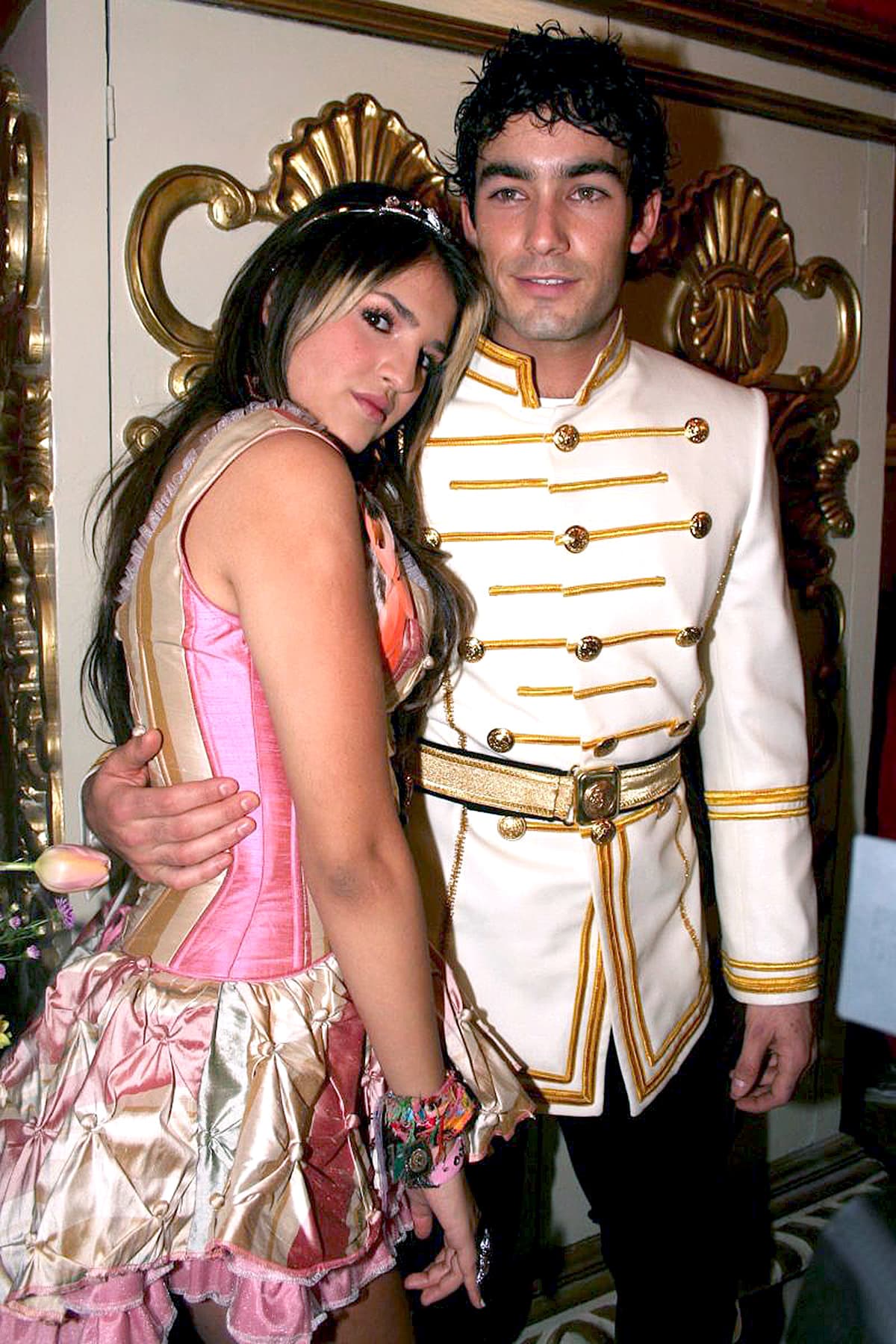 <b>Eiza González </b>
<br>Tras estudiar actuación, Eiza debutó en la pantalla chica con su personaje de Lola Valente en la novela ‘Lola érase una vez’ (2007), en la que trabajó de la mano de Aarón Díaz, Octavio Ocaña y Grettell Valdéz.