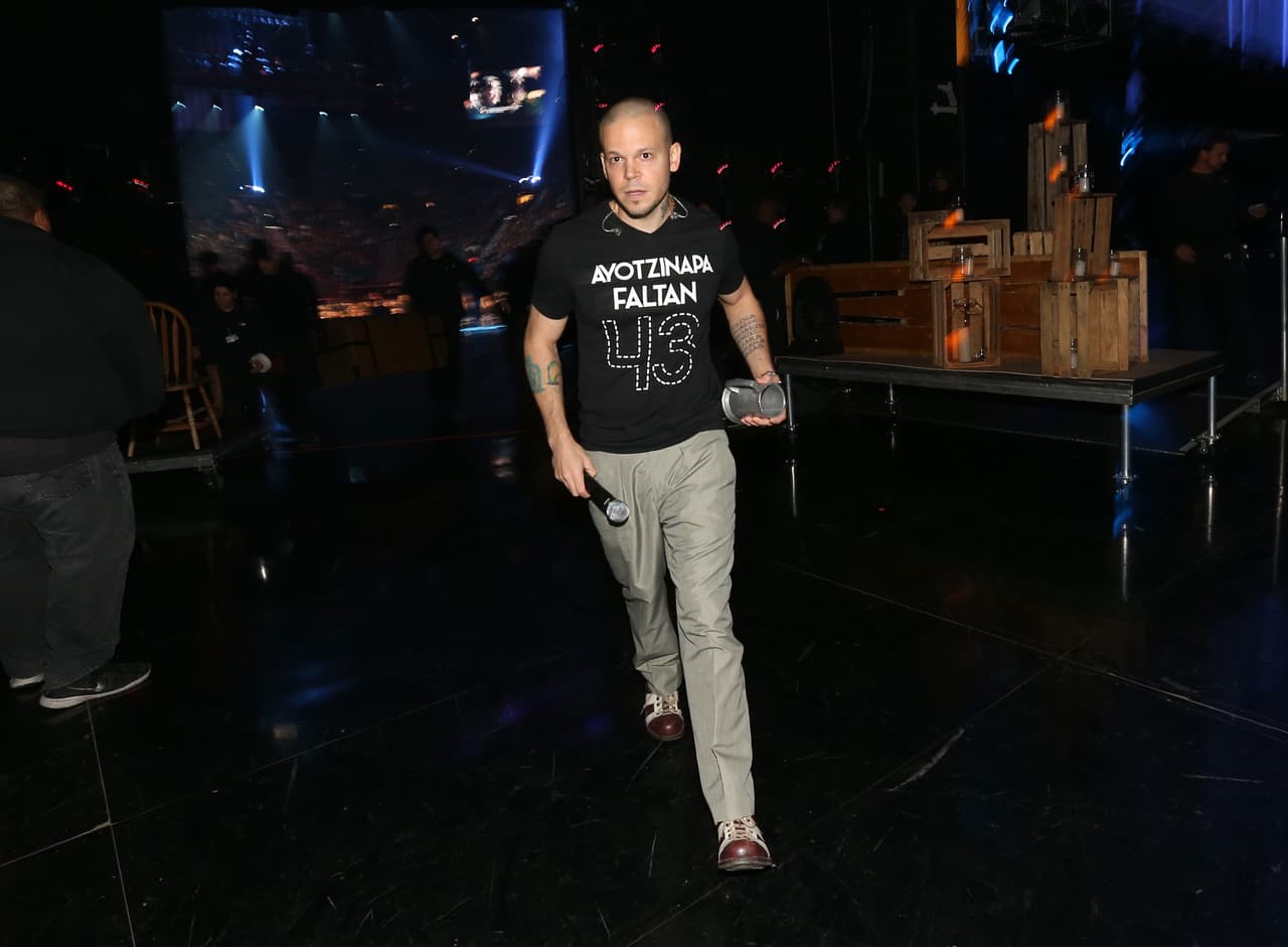 René Residente, vocalista de Calle 13 así bajó del escenario de Latin GRAMMY en 2014, año en el que causó furor con el mensaje de su playera donde se refirió a los 43 desaparecidos en Ayotzinapa, México.