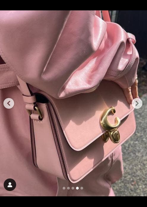 También traía una gabardina a juego y
<b>un bolso de Coach.</b> El estilista Chris Appleton, la maquilladora Mary Phillips y el artista de uñas Tom Bachik fueron los encargados de dejar deslumbrante a la artista.
<br>