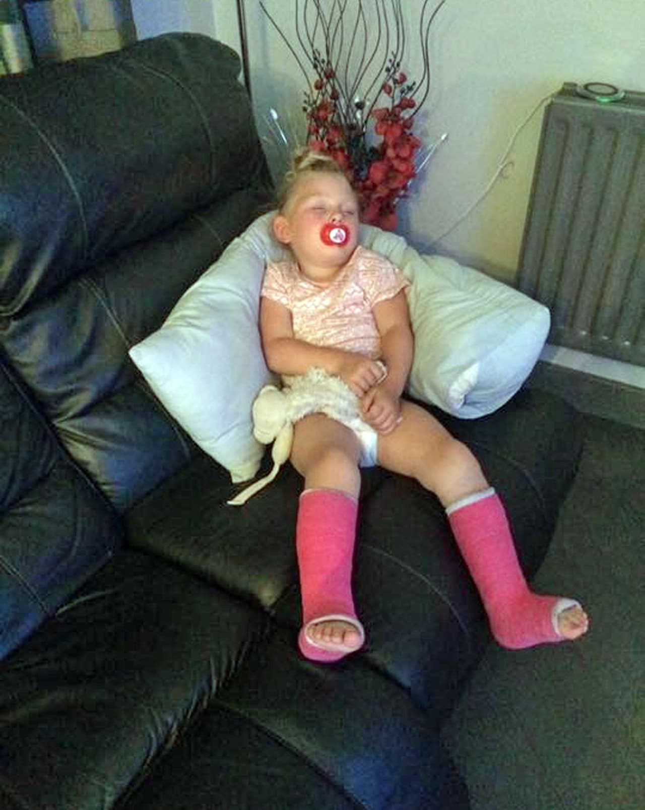 Una pequeña de cuatro años es feliz ahora que puede caminar.