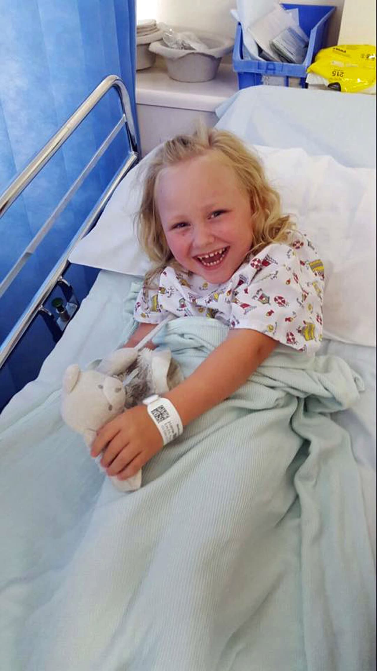 En pequeñas dosis relaja la contracción de músculos. En personas con la condición de Kayla bloquea impulsos nerviosos.