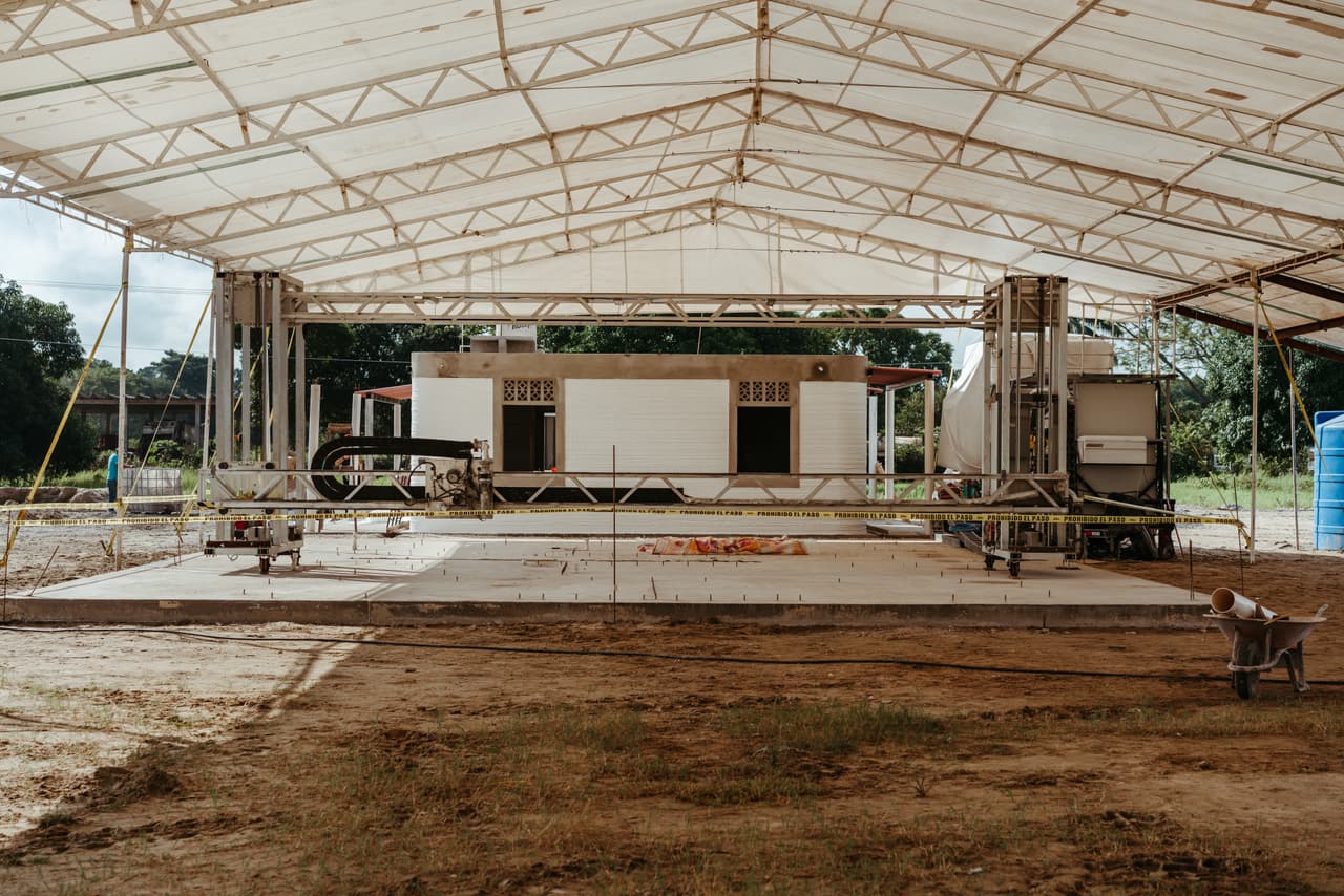 La imagen muestra el lugar donde se imprimen las casas.