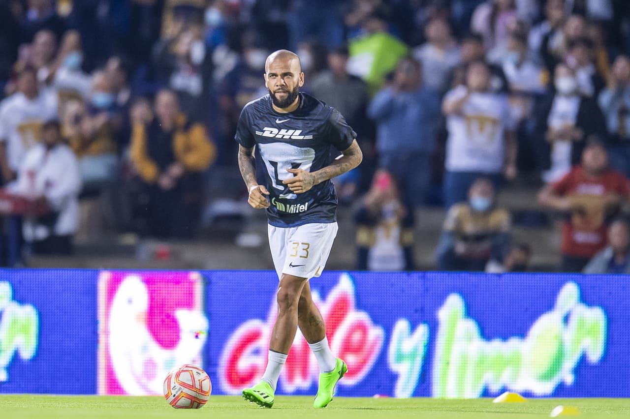 Dani Alves debutó como titular con Pumas en un pletórico estadio Olímpico Universitario en el que apenas pudieron rescatar el empate ante un aguerrido Mazatlán FC gracias a la asistencia del histórico brasileño sobre el final del partido.