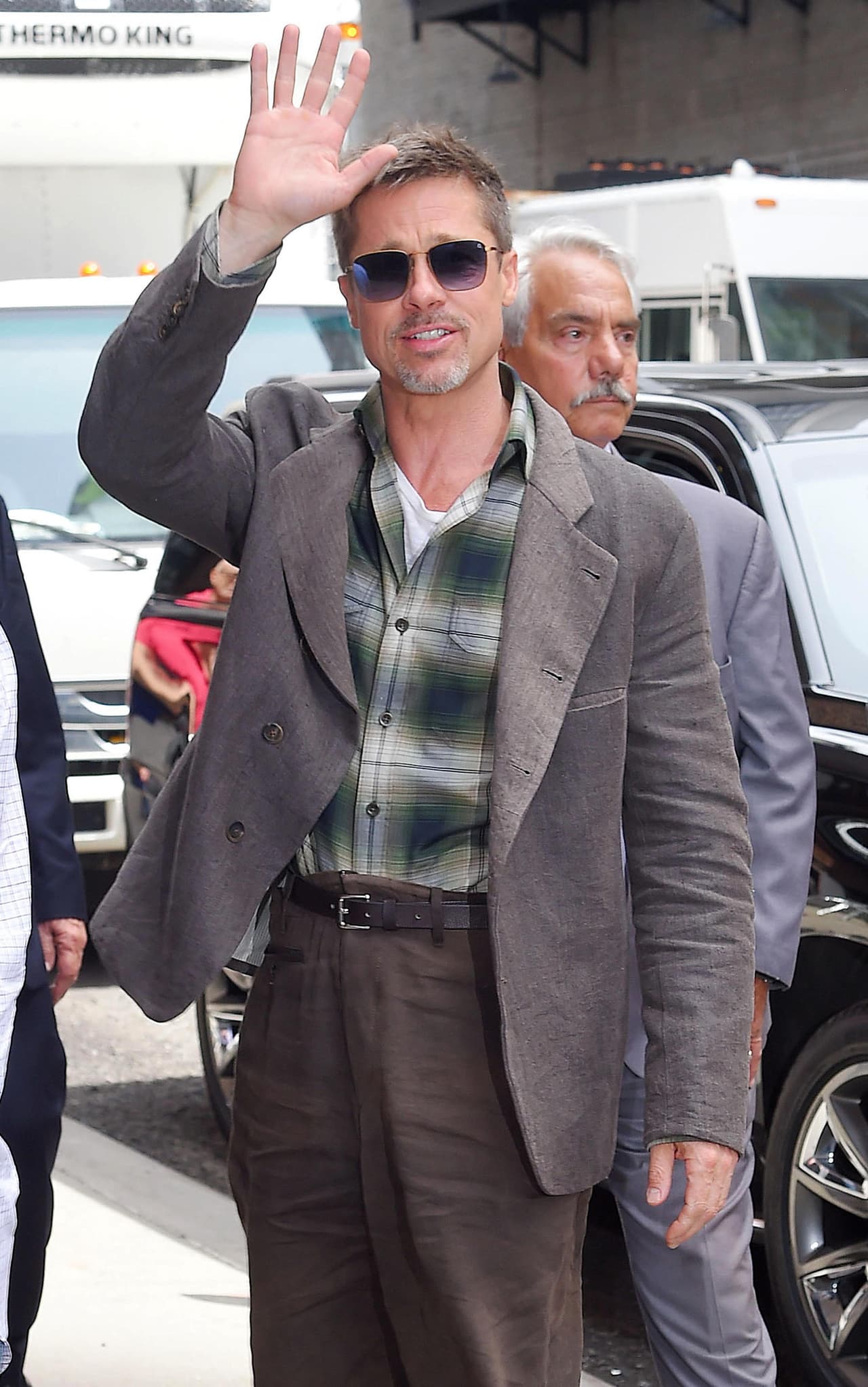 ¿Quién le permitió salir a la calle en Nueva York con un pantalón tan grande y un cinturón incapaz de hacerle justicia? Sólo Brad Pitt lo sabe.