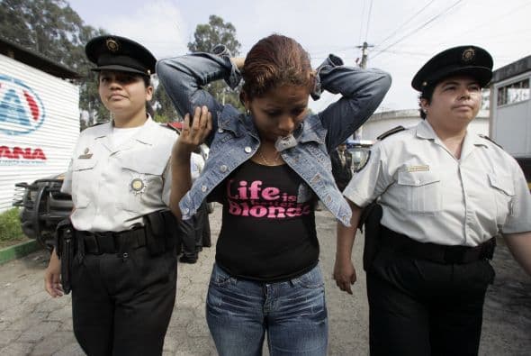 Una mujer, a parte de estas dos opciones, pueden escoger tener relaciones sexuales con todos los miembros masculinos de la mara.