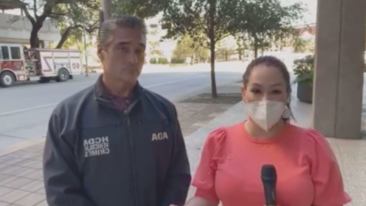 El fiscal Teare indicó que la familia festejaba el cumpleaños del joven en el centro nocturno cuando comenzó el pleito en el estacionamiento. González estaba bajo los efectos del alcohol.