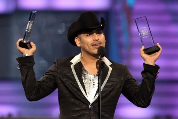 ESPINOZA PAZ- El cantautor tampoco fue de los artistas con una niñez holgada ya que tuvo que trabajar limpiando tomate y pescar. Esto no fue impedimento para que continuara su carrera y ahora sea conocido a nivel internacional.