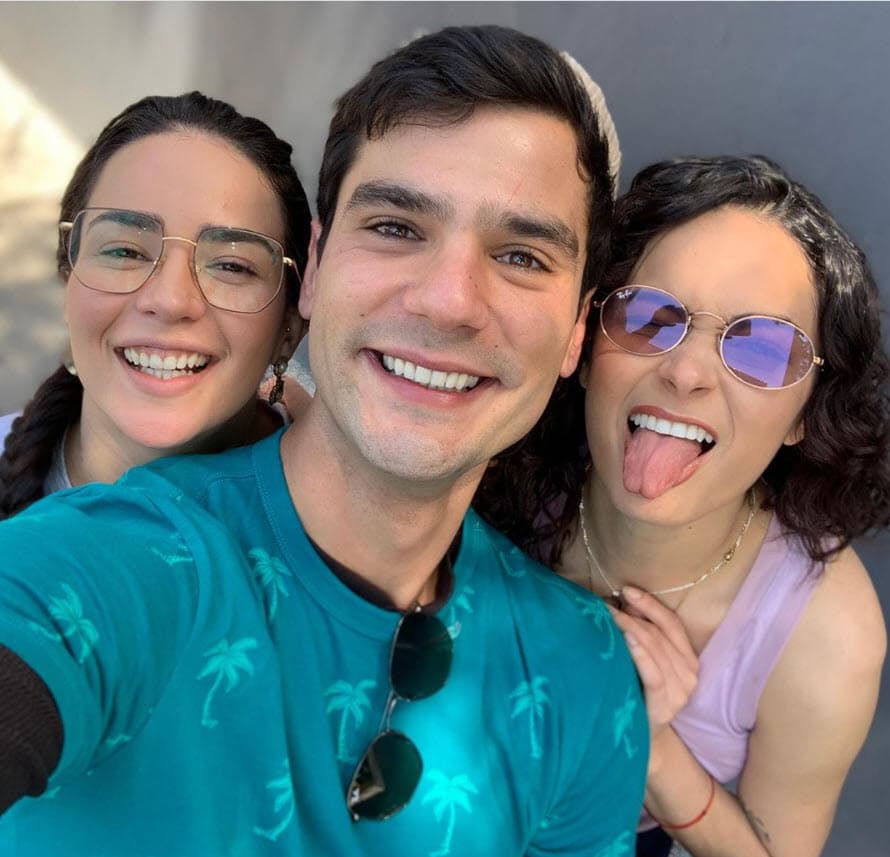 "Somos compañeros y 
<b>buscamos que se diera esta química</b>", explicó, "estudiábamos fuera de escena, fuera de set y en camerinos". 
<br>