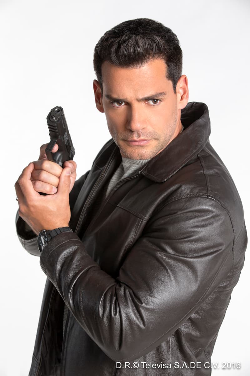 Ricardo luchó por el sueño americano y lo consiguió, ahora es un agente de la Interpol. Es un padre muy cariñoso.