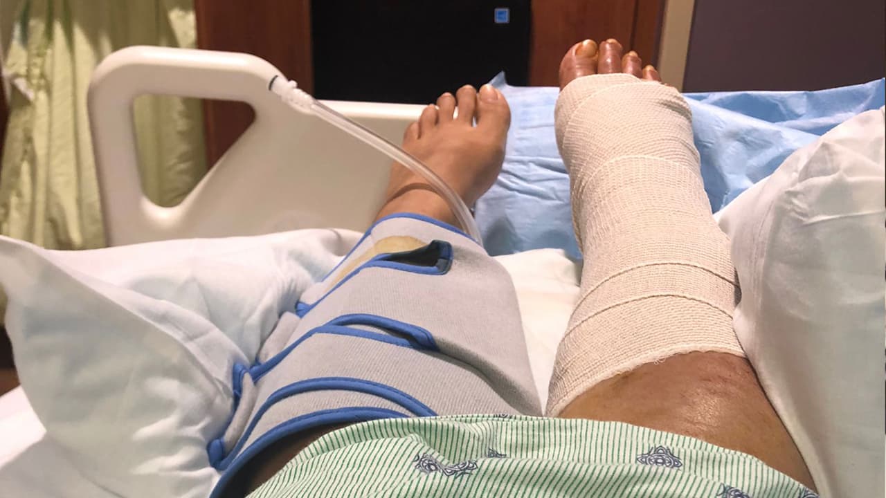 "A las 2:00 am ya no aguanté el dolor", dijo Lou, quien le pidió a su esposo irse al hospital donde le recetaron unos calmantes pero esto no fue suficiente.