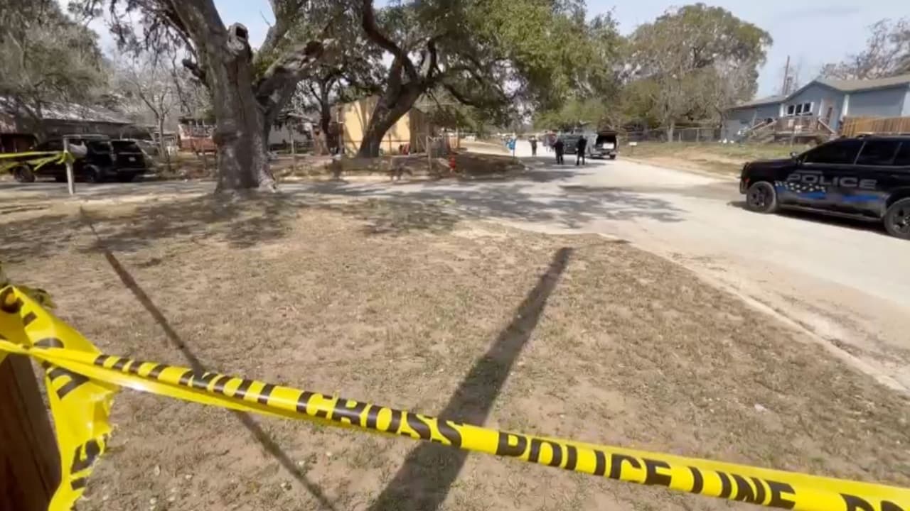 Dos menores de edad fueron arrestados bajo el cargo de 
<b>asesinato con la posibilidad de pena capital</b> por 
<a href="https://www.univision.com/local/san-antonio-kwex/hermanos-muertos-johnny-gomez-mesiah-rangel-pleasanton" target="_blank">las muertes de los medios hermanos Johnny Gómez, de 17 y Mesiah Rangel, de 14.</a> Sus asesinatos comenzaron como un misterio, cuando inicialmente no había arrestos y solo se sabía que la madre había encontrado a sus hijos muertos y bañados en sangre. 
<br>
<br>La comunidad de Pleasanton, un pequeño poblado hacia el sur de San Antonio, está impactada por el crimen contra los adolescentes. Ahora la familia está pidiendo ayuda para los gastos funerarios de los dos adolescentes.
<br>
<br>