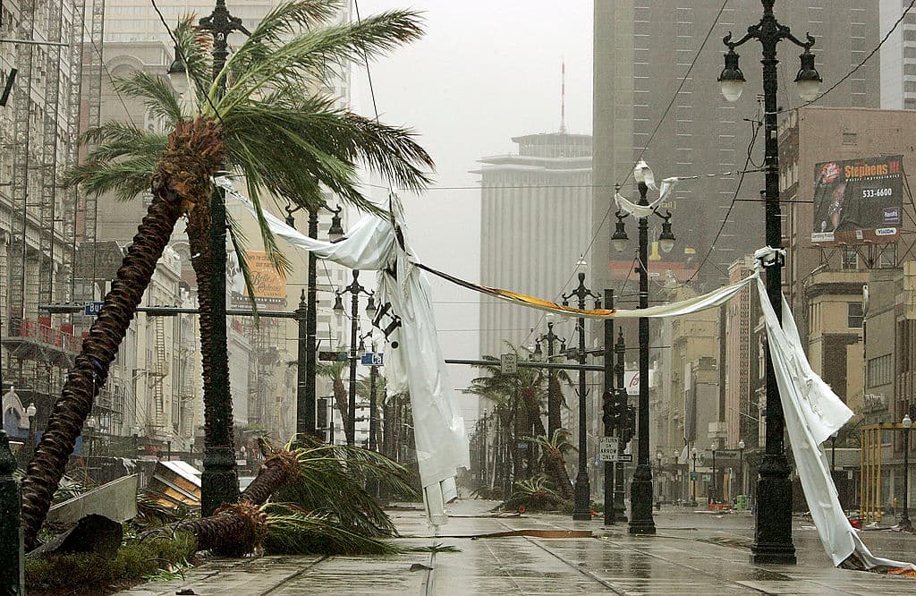 <b>Huracán Katrina, 2005. </b>Causó la ruptura de diques en Nueva Orleans, obligando a rescatar a personas desde los techos con botes y helicópteros.