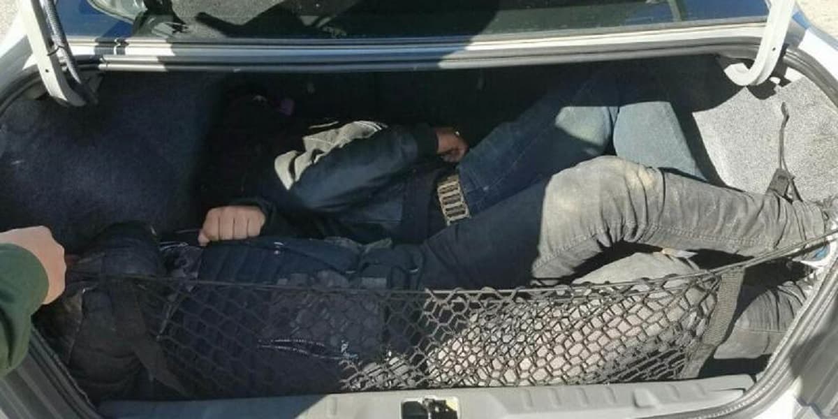 Condenan a un tercer 'coyote' por dejar morir a dos inmigrantes en la cajuela del auto cruzando la frontera