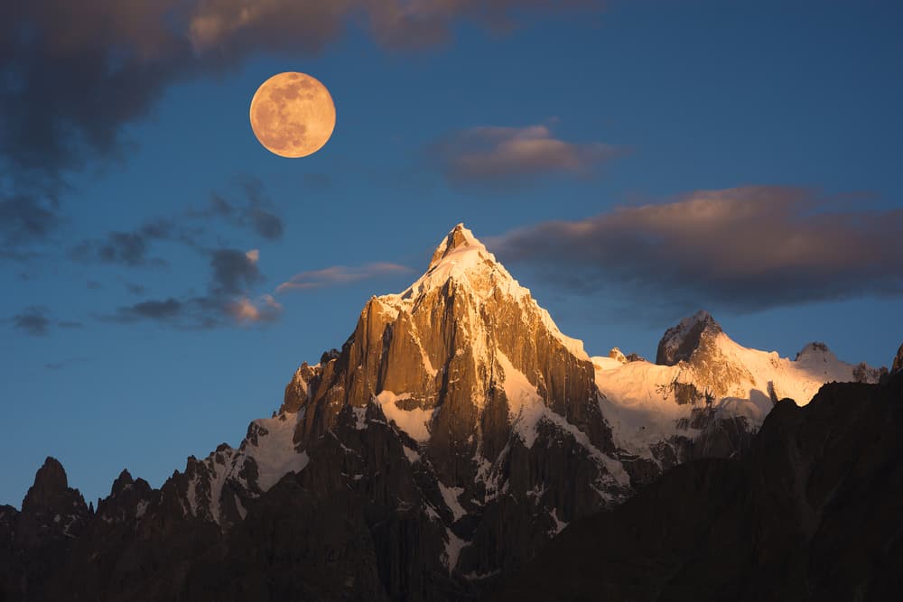 La Luna es uno de los cuerpos celestes más importantes para la astrología y uno de los más estudiados. Se le conoce como regente del signo Cáncer y el astro que mueve las grandes masas de agua, responsable de las mareas, los ciclos de fecundación y de siembras y por ende nuestro campo emocional.