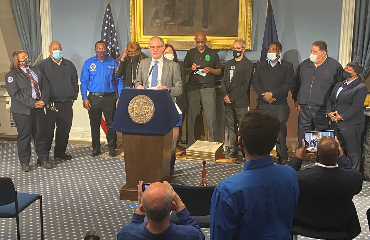 "A los clientes que estaban heridos en el andén y se quedaron, les dije que simplemente mantuvieran la calma, la policía y los médicos están llegando al lugar" dijo el operador del tren N, David Artis.
<br>
<br>