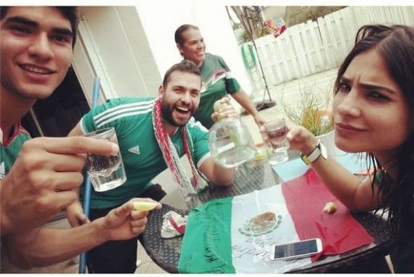 Ale se reunió con amigos y familiares para ver el partido de México y brindar hasta que las penas terminen.