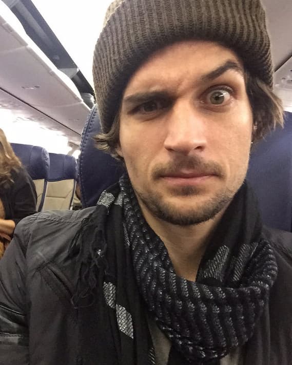 Lo que muchos no saben es que es Jon es biólogo marino por profesión y que decidió cambiar el rumbo de su vida ya grande y madurito.