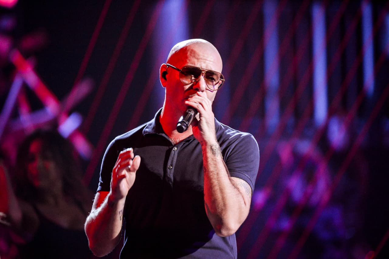 Pero como las sorpresas no terminan ahí, Pitbull compartió el escenario con algunos amigos.