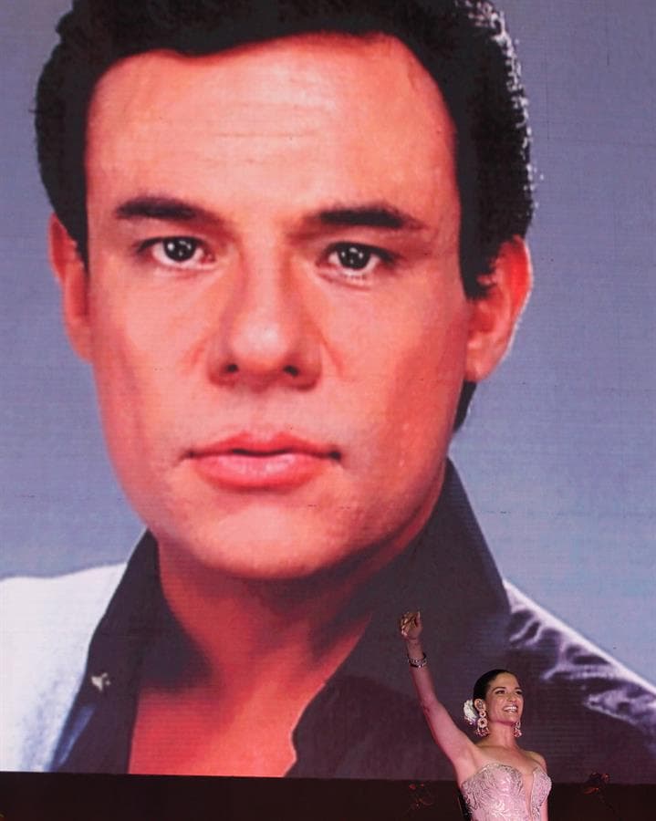 Otra de las artistas invitadas al homenaje fue Natalia Jiménez, exvocalista del grupo La quinta estación. La española interpretó 'Me basta'.