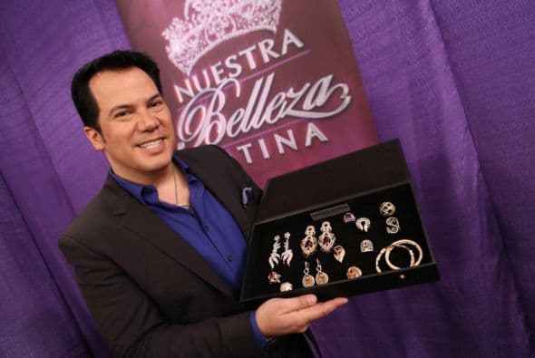 Asegura que le encanta trabajar con mujeres latinas porque prefieren las joyas llamativas.