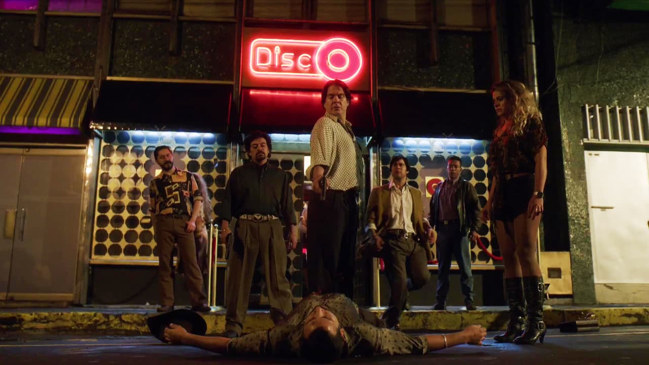 <b>Armando López, ‘El Rayo’</b> se presentó, ya entrado en copas, en un famoso club de Tijuana en representación de
<b><a href="http://www.univision.com/series/el-chapo/marco-de-la-o-es-joaquin-el-chapo-guzman-en-el-chapo" target="_blank">Joaquín Guzmán ‘El Chapo’</a></b>. Le negaron la entrada y se armó la gresca. Al escuchar la riña,
<b><a href="http://www.univision.com/series/el-chapo/ramon-avendano-asesino-a-el-rayo-el-compadre-de-el-chapo-video" target="_blank">Ramón Avendaño salió de la fiesta y al percatarse que era ‘El Rayo’, le disparó en la cabeza</a></b>.