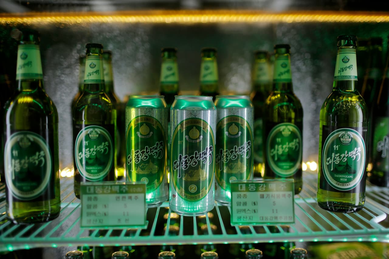 Tomar una cerveza Taedonggang en un local frente a la fábrica, a las afueras de Pyongyang, puede costar a un turista dos dólares estadounidenses. Sin embargo, un empleado de la universidad puede comprar 33 onzas de la misma cerveza y tomarla de pie en un local de la recién desarrollada ‘calle de los científicos’, por 500 won norcoreanos, unos 6 centavos de dólar estadounidense.