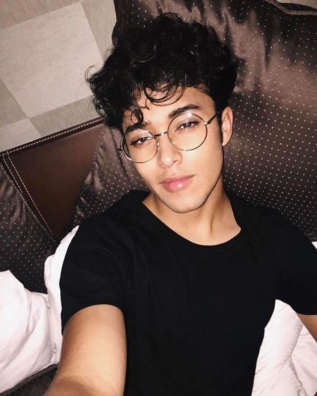 El guapo Joel estudió teatro. ¿Te gustaría verlo en alguna puesta en escena?