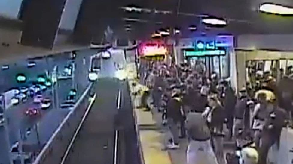 “Pensé que lo iba a partir a la mitad”: empleado del BART salva a un hombre de las vías mientras se acercaba el tren