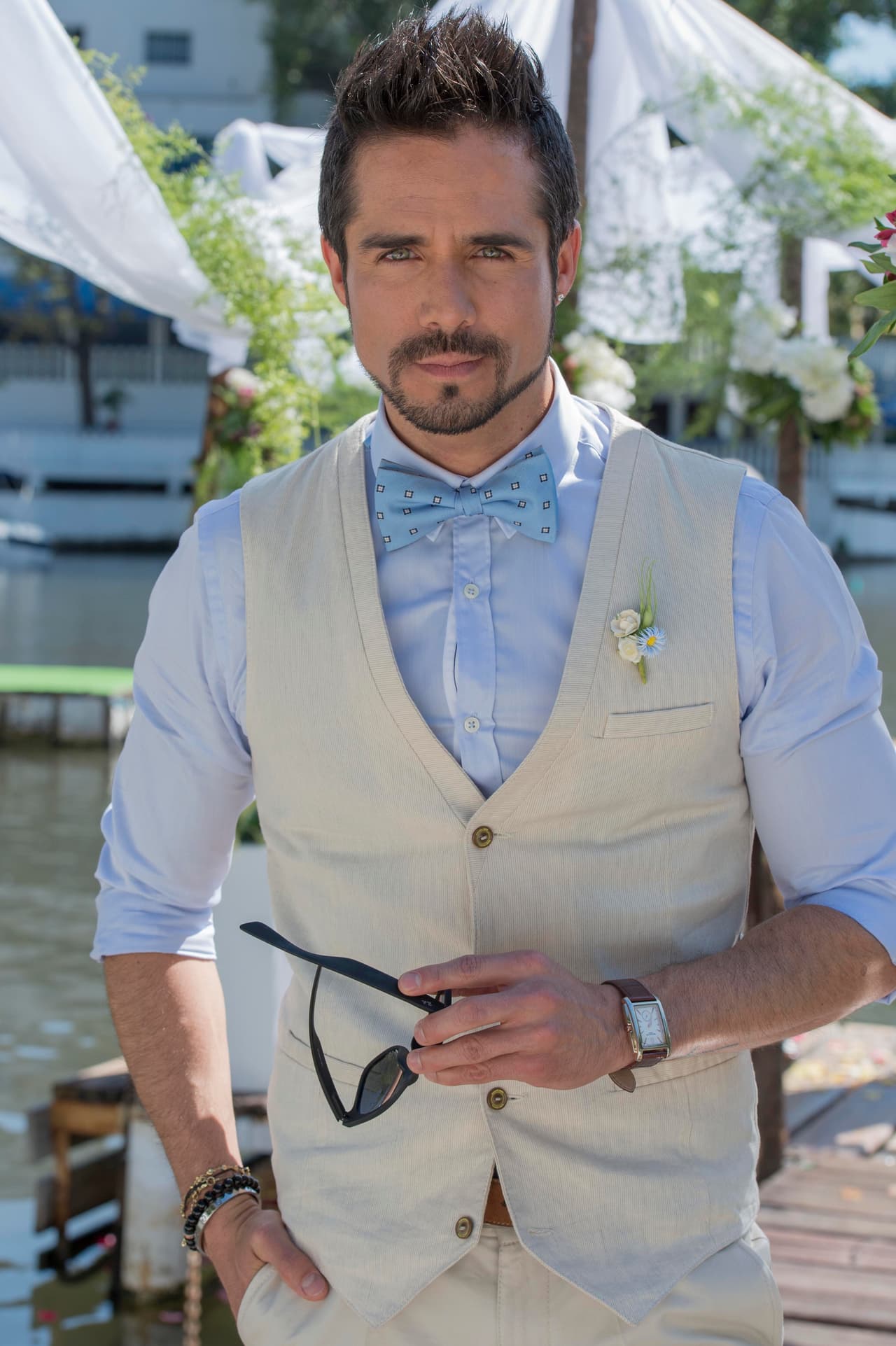 Y qué decir del novio. ¡José Ron es todo un galán!