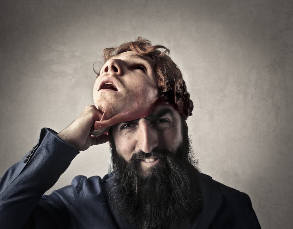 No te vayas a preocupar por apariencias, las mismas suelen ser engañosas y hay quienes se acercarán de una forma, pero tú podrás ver más allá de lo que ocultan sus palabras o su rostro.
<br>