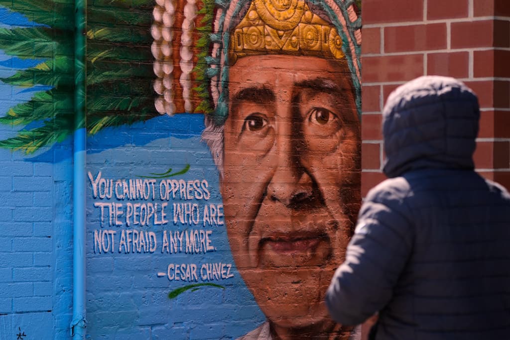 Un peatón pasa junto a un mural de César Chávez en Chicago, el jueves 19 de marzo de 2026.