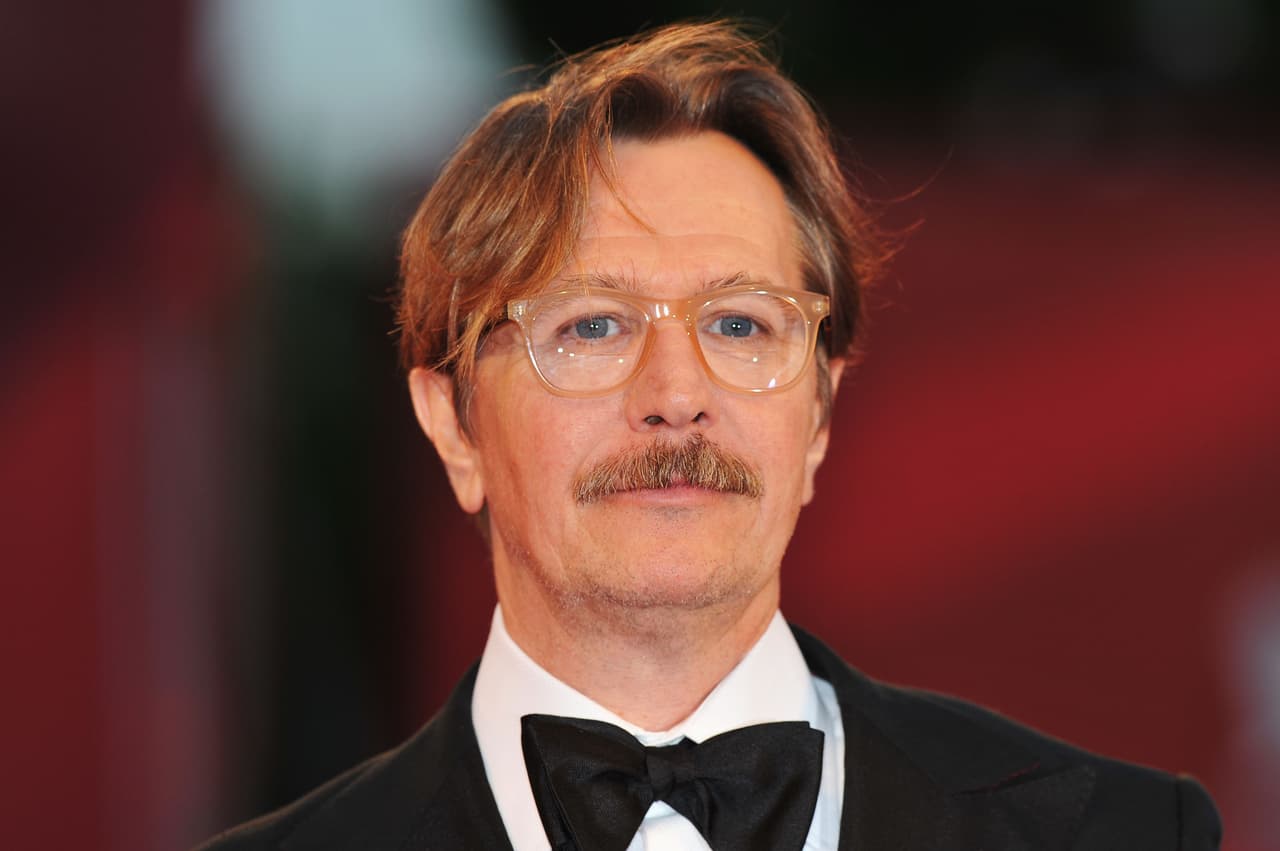 Los colmillos de Drácula también fueron usados por Gary Oldman, quien con una máscara y maquillaje lució terrorífico e irreconocible.