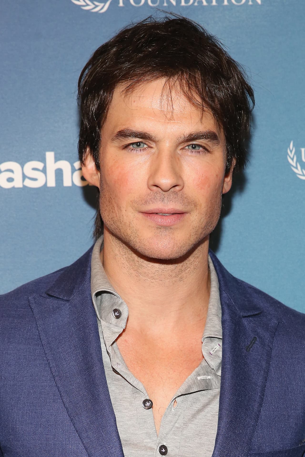 En la misma serie, Damon Salvatore (Ian Somerhalder) interpreta a su rebelde hermano sediento de sangre. Este 'colmilludo' se ha convertido en el favorito de muchas. ¿Tú te dejarías morder?