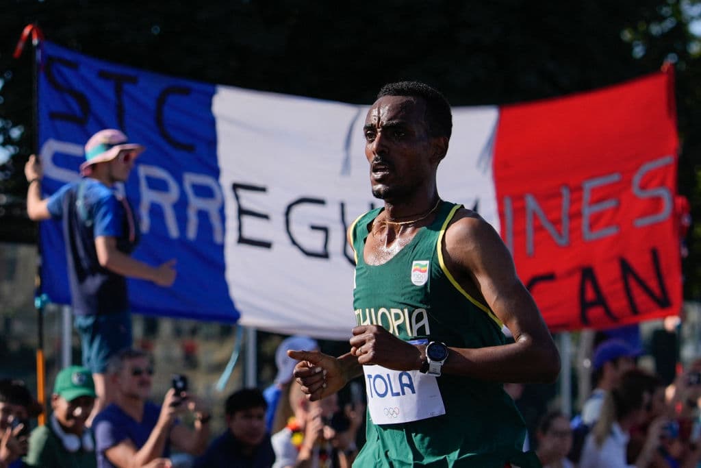 Tamirat Tola, campeón defensor masculino y medallista de oro olímpico en París, finalizó en cuarto lugar. El etíope mencionó haber sentido fatiga muscular alrededor del kilómetro 33.